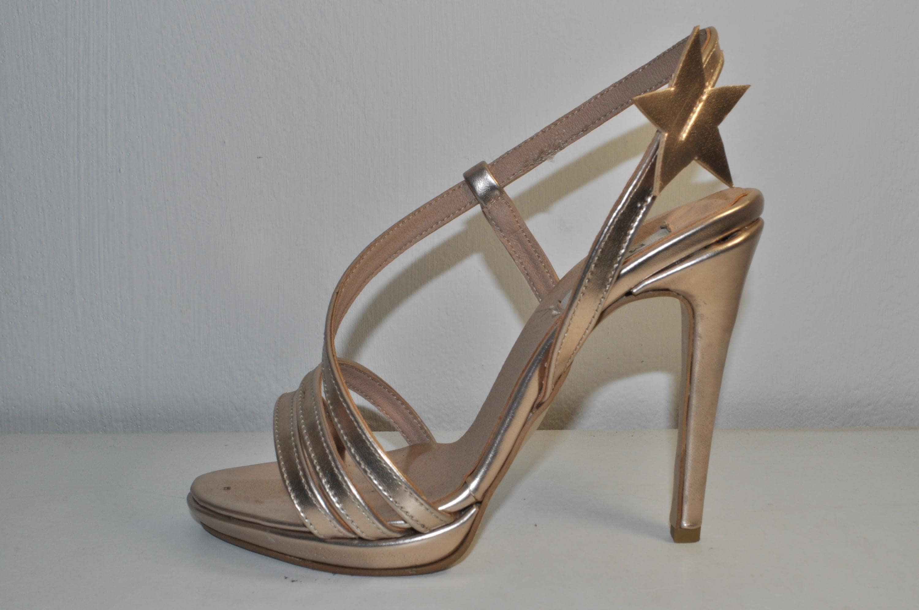 “Women’s Handmade Golden Leather High Heel Sandals with Star Detail – Chic Luxury Evening Heels”