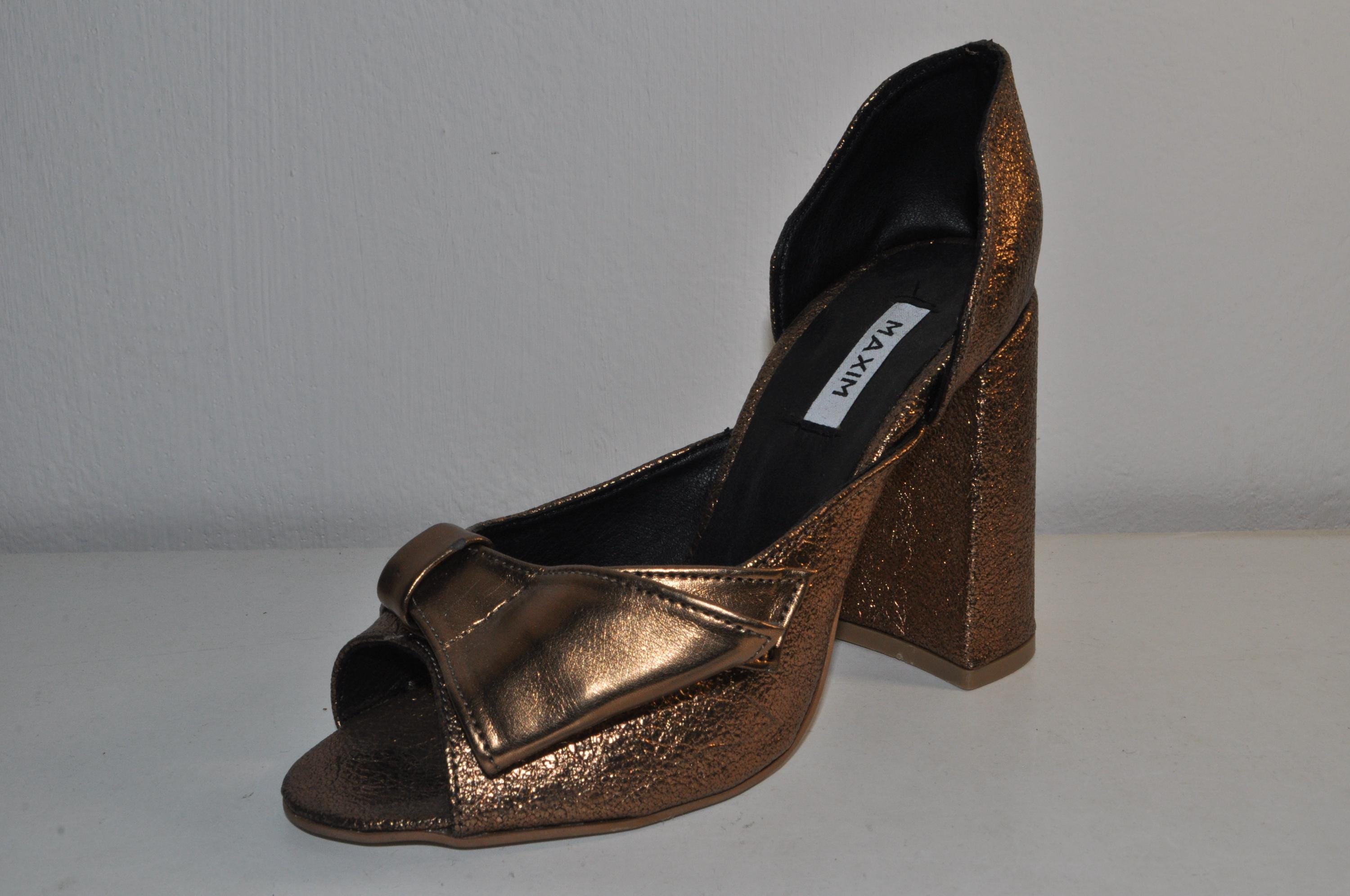 “Women’s Handmade Leather Chunky Heel Sandals – Stylish Evening Shoes”