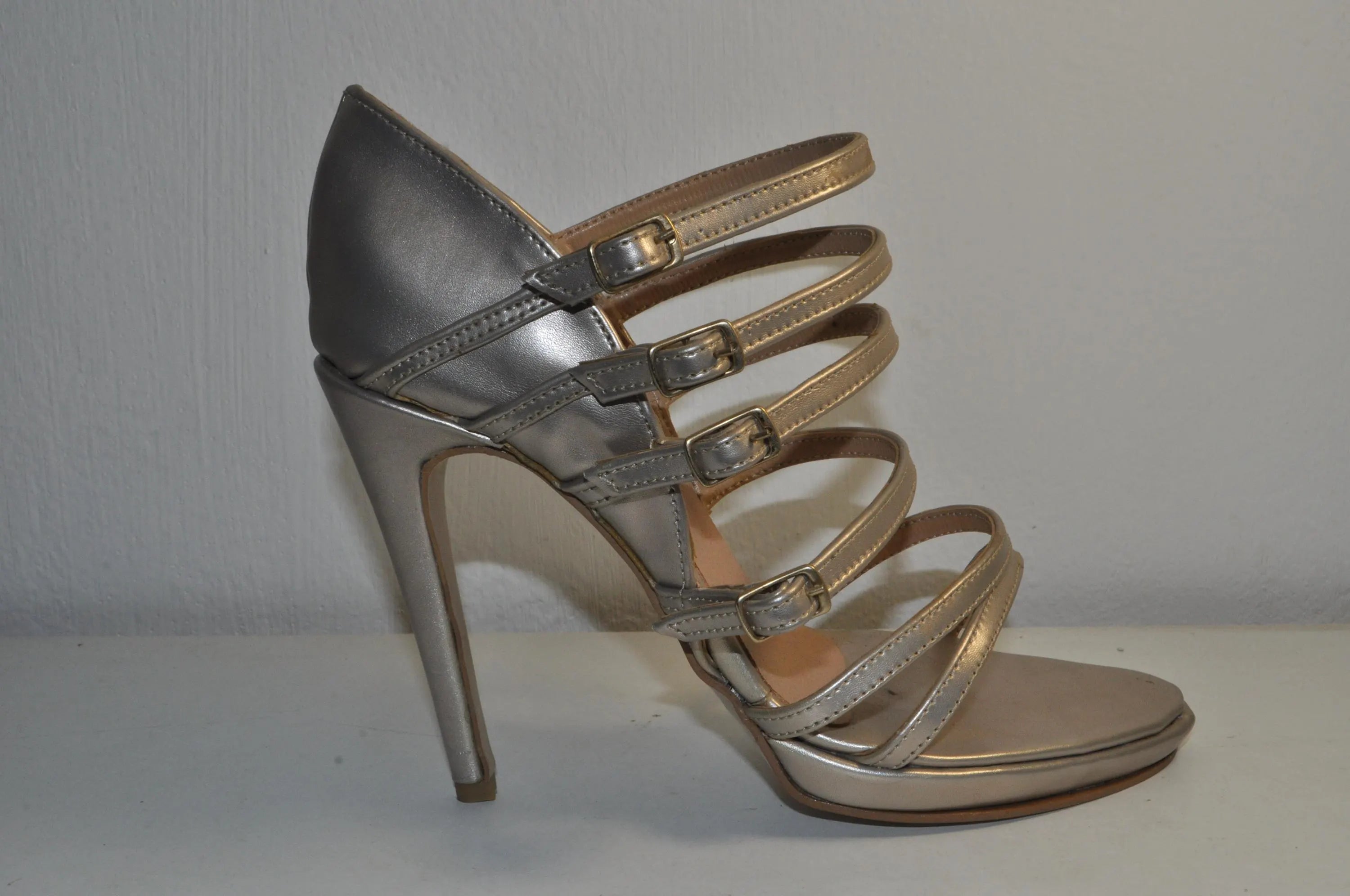 “Luxury Women’s Gold Strappy High Heel Sandals – Elegant Evening Heels”