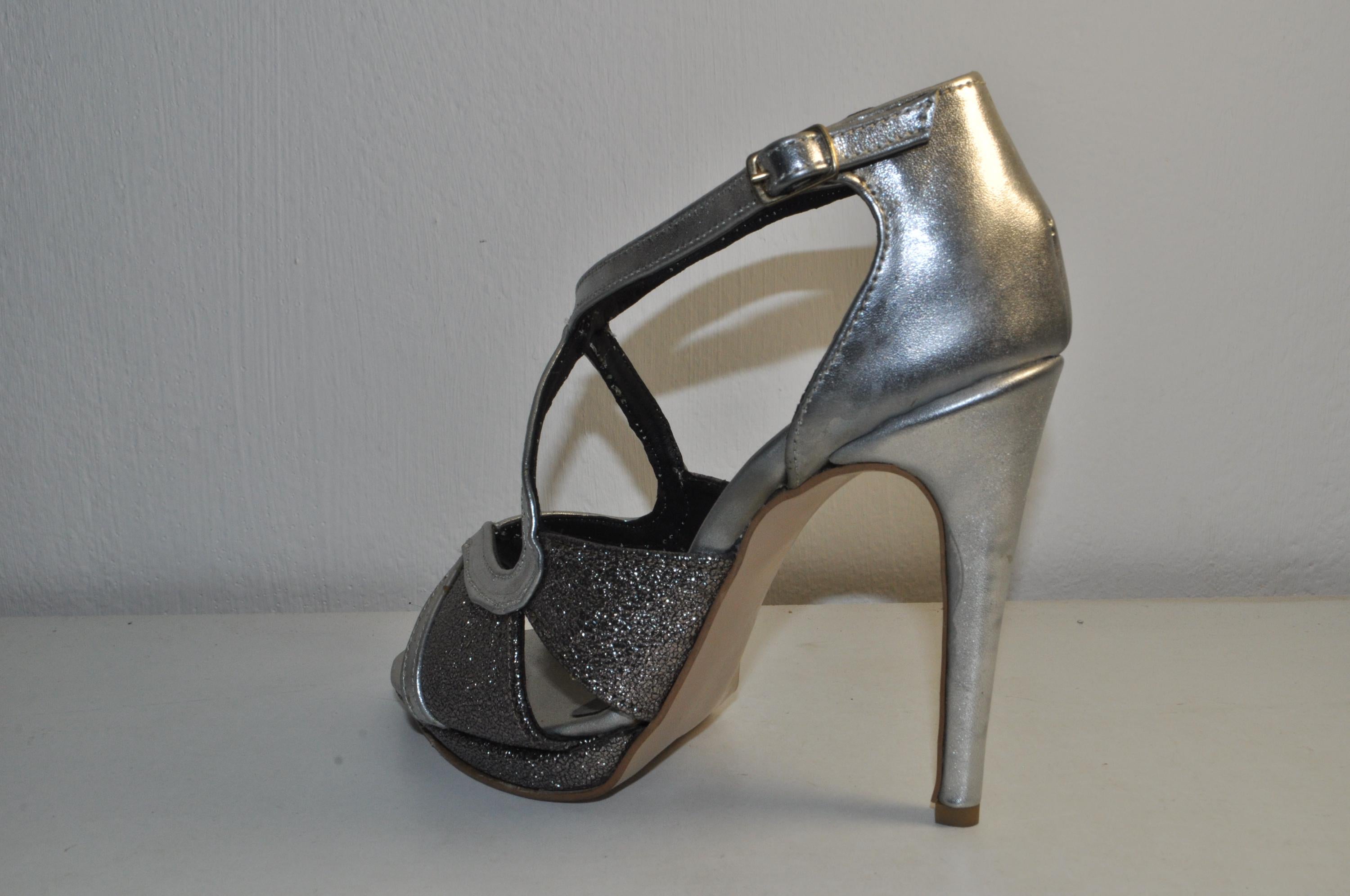 “Designer Women’s Silver Glitter High Heel Sandals – Chic Evening Heels”