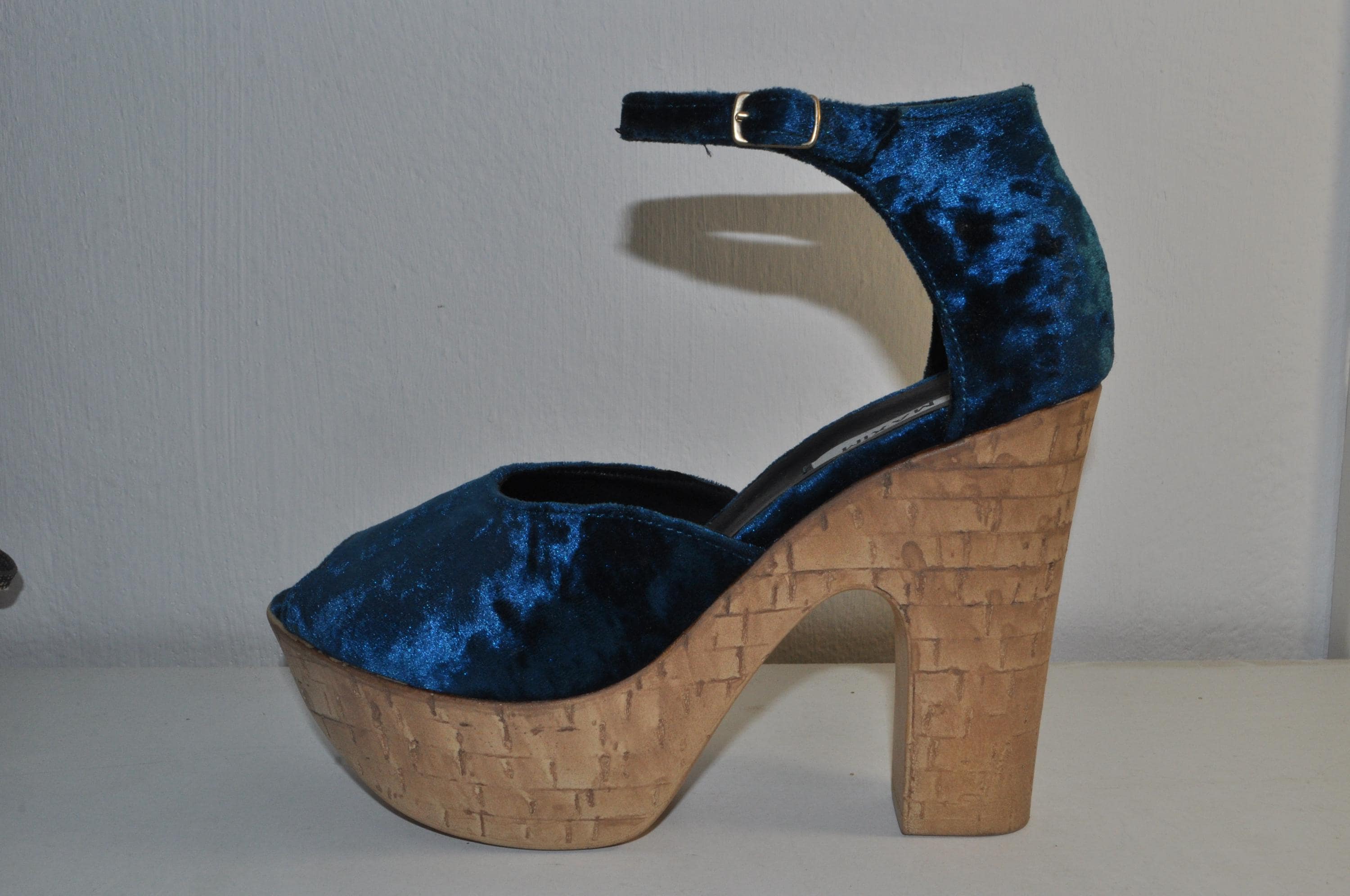 “Designer Women’s Blue Velvet Platform Sandals – Stylish Evening Heels”