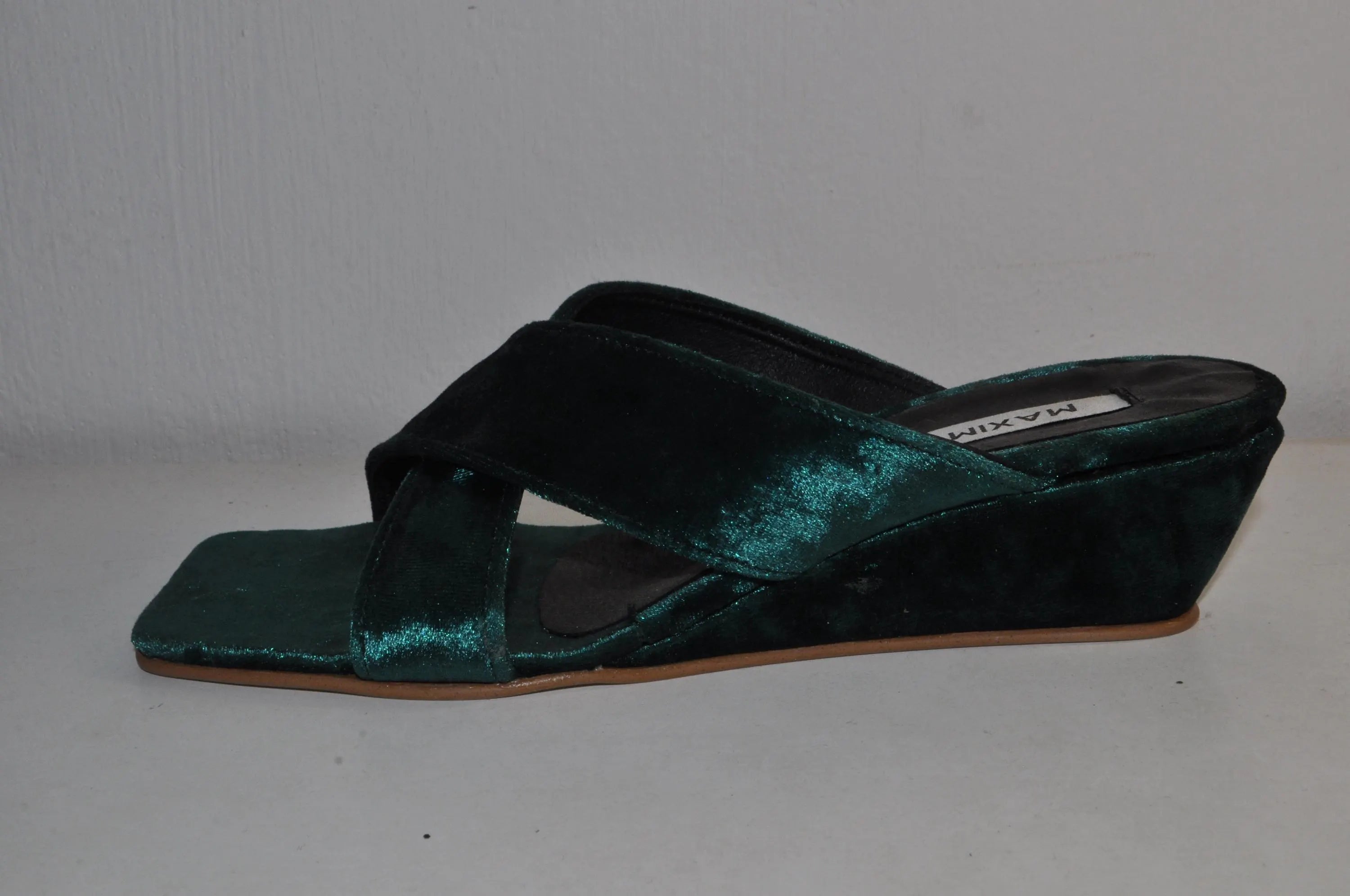 “Designer Women’s Handmade Leather Chunky Heel Sandals – Sophisticated Evening Heels”